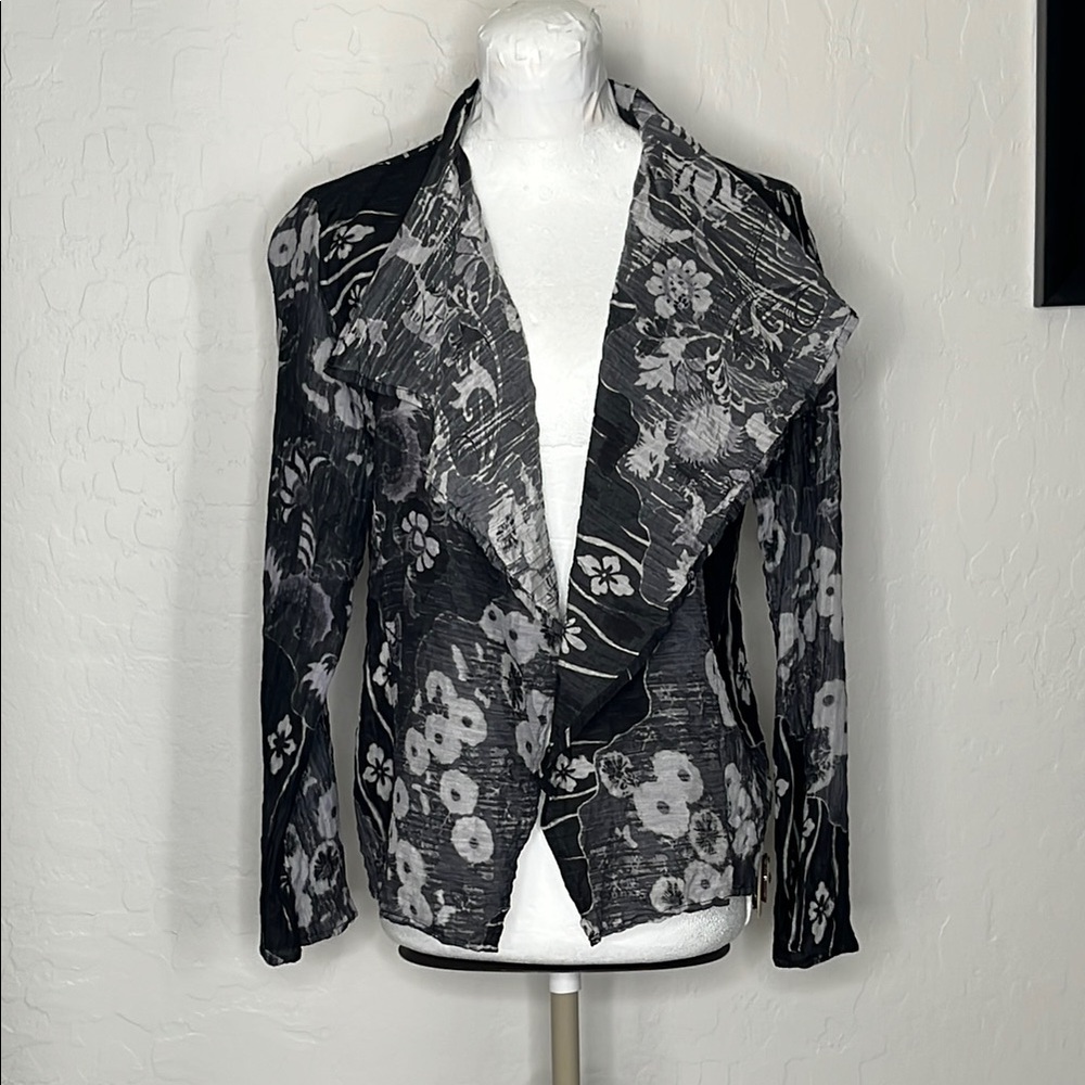 CITRON Floral Black and Gray Women's Open Front Top